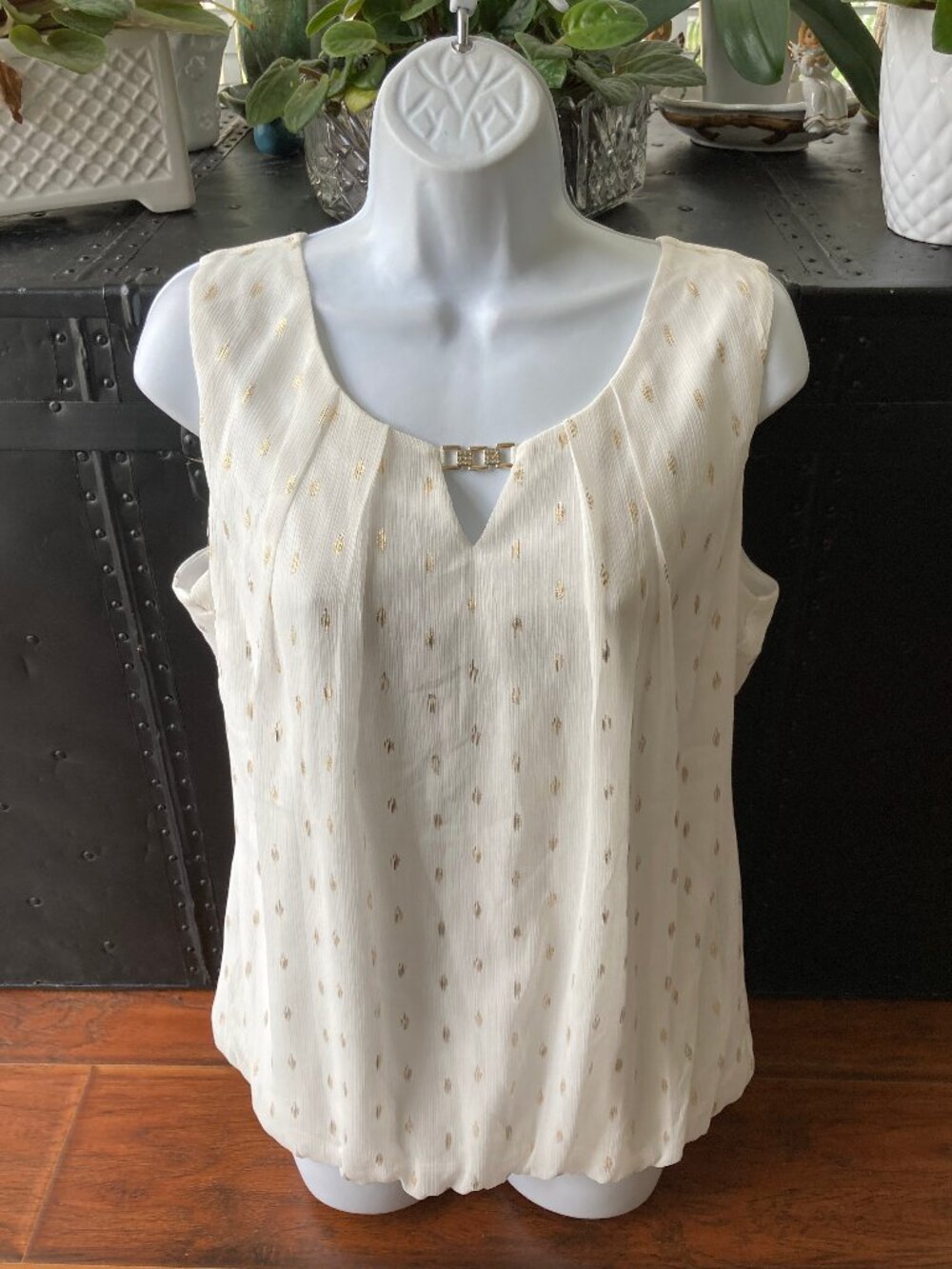 Sara Michelle Ivory Sleeveless Blouse Gold Metallic Detail  Large NWT